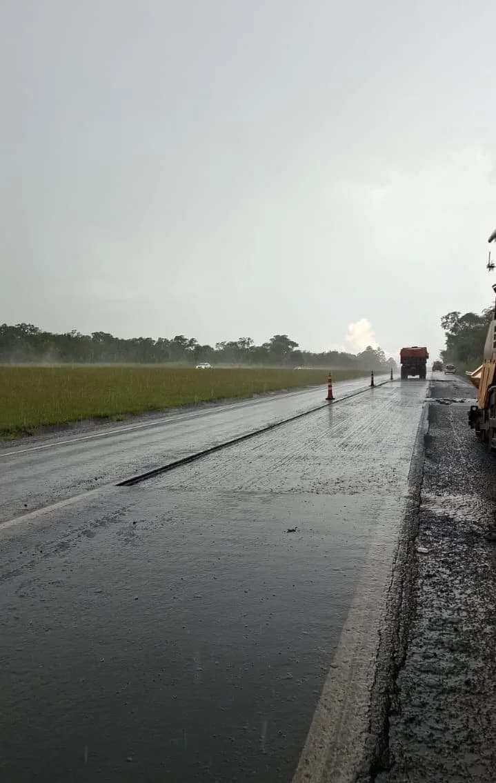 Chuva e pista molhada na frente de pavimentação