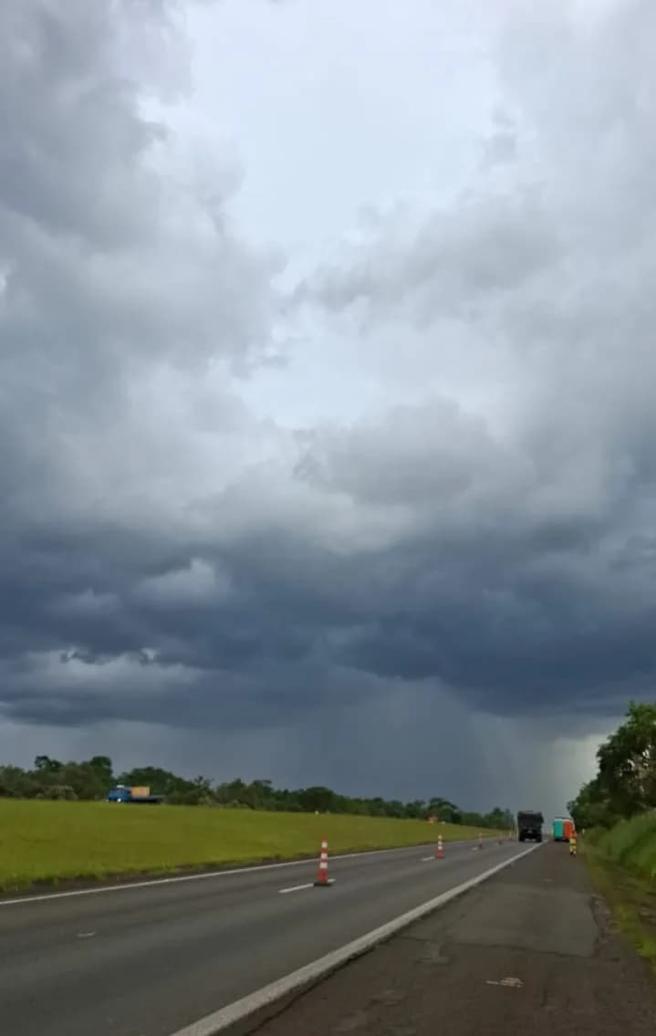 Nuvens carregadas sobre a frente de pavimentação